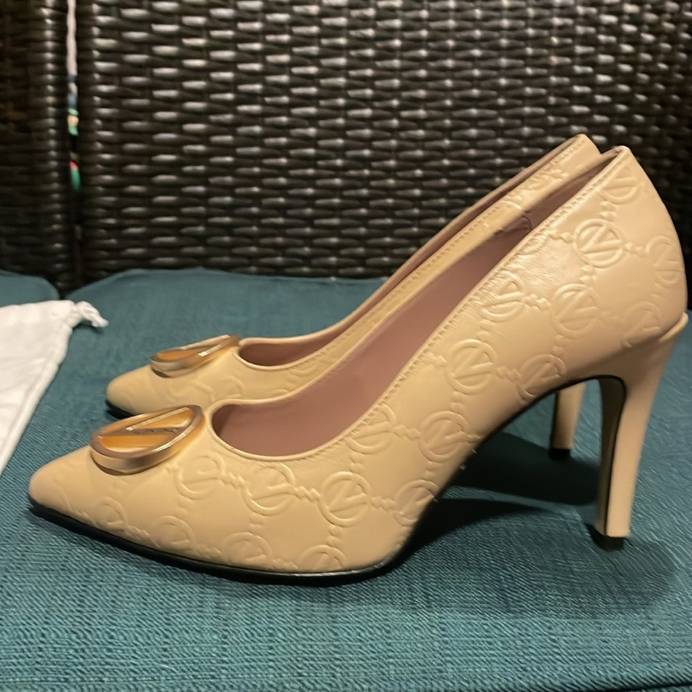 Valentino Heels Pumps Size 8 Runs Small - Picture 2 of 11